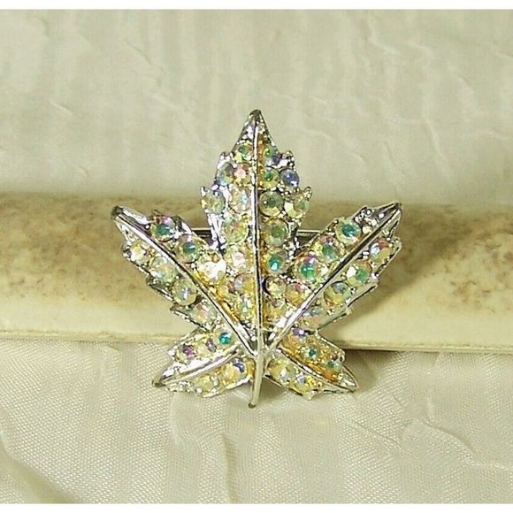 Pegasus Coro Maple Leaf Brooch 1945 Vintage Pave Rhinestones Silver Tone Pin - Picture 1 of 6